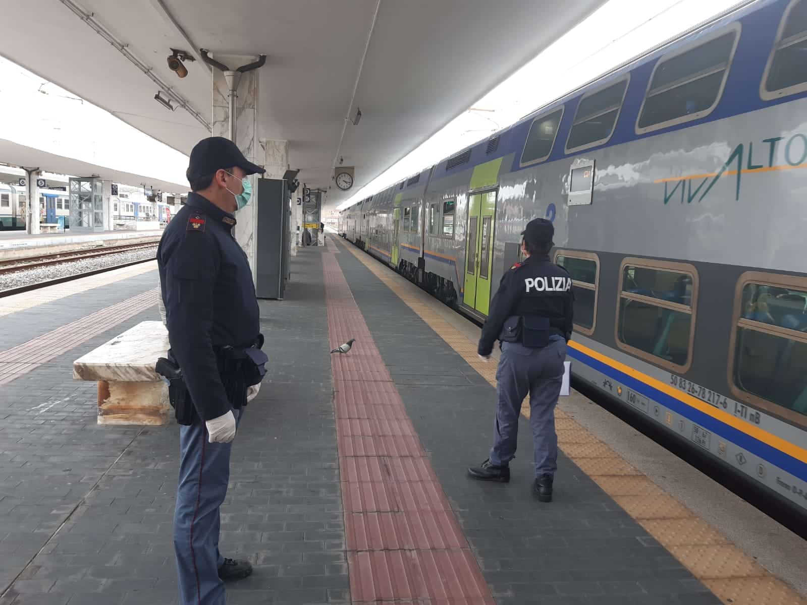 “Ho perso il lavoro per colpa del Coronavirus”: sputa in faccia al capotreno alla stazione di Viareggio, ferroviere in isolamento