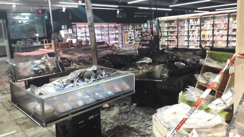 Rogo nella notte, fiamme alla Coop di Seravezza