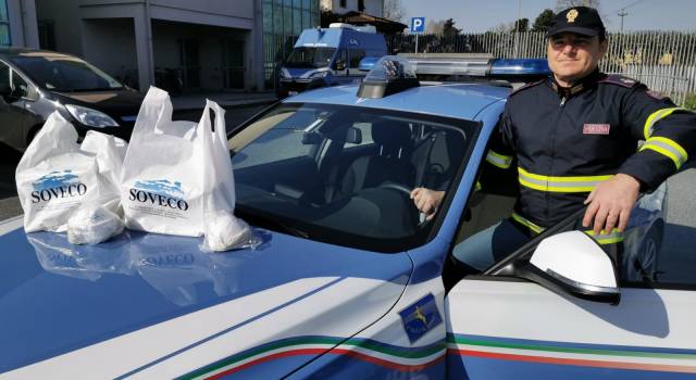Coronavirus, una ditta della Versilia dona una fornitura di mascherine alla Polizia Stradale