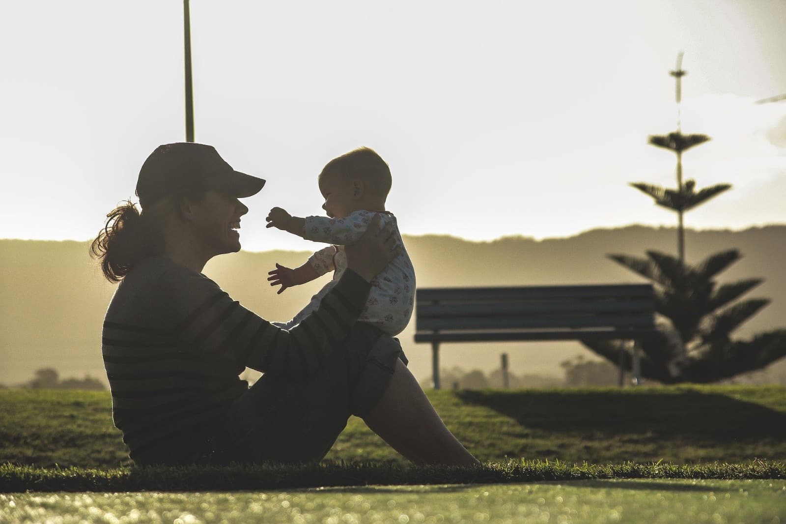 Coronavirus, nuova circolare: si a passeggiata con i bimbi, ma accompagnati da un solo genitore e solo nei pressi di casa