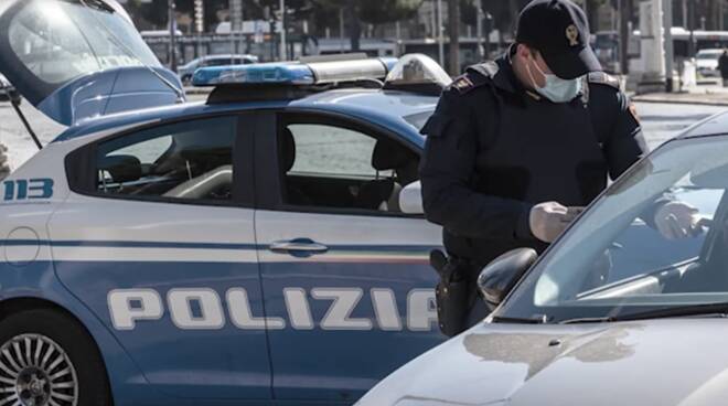 La Squadra Mobile sequestra 2 etti e mezzo di cocaina per un valore di 20.000 euro