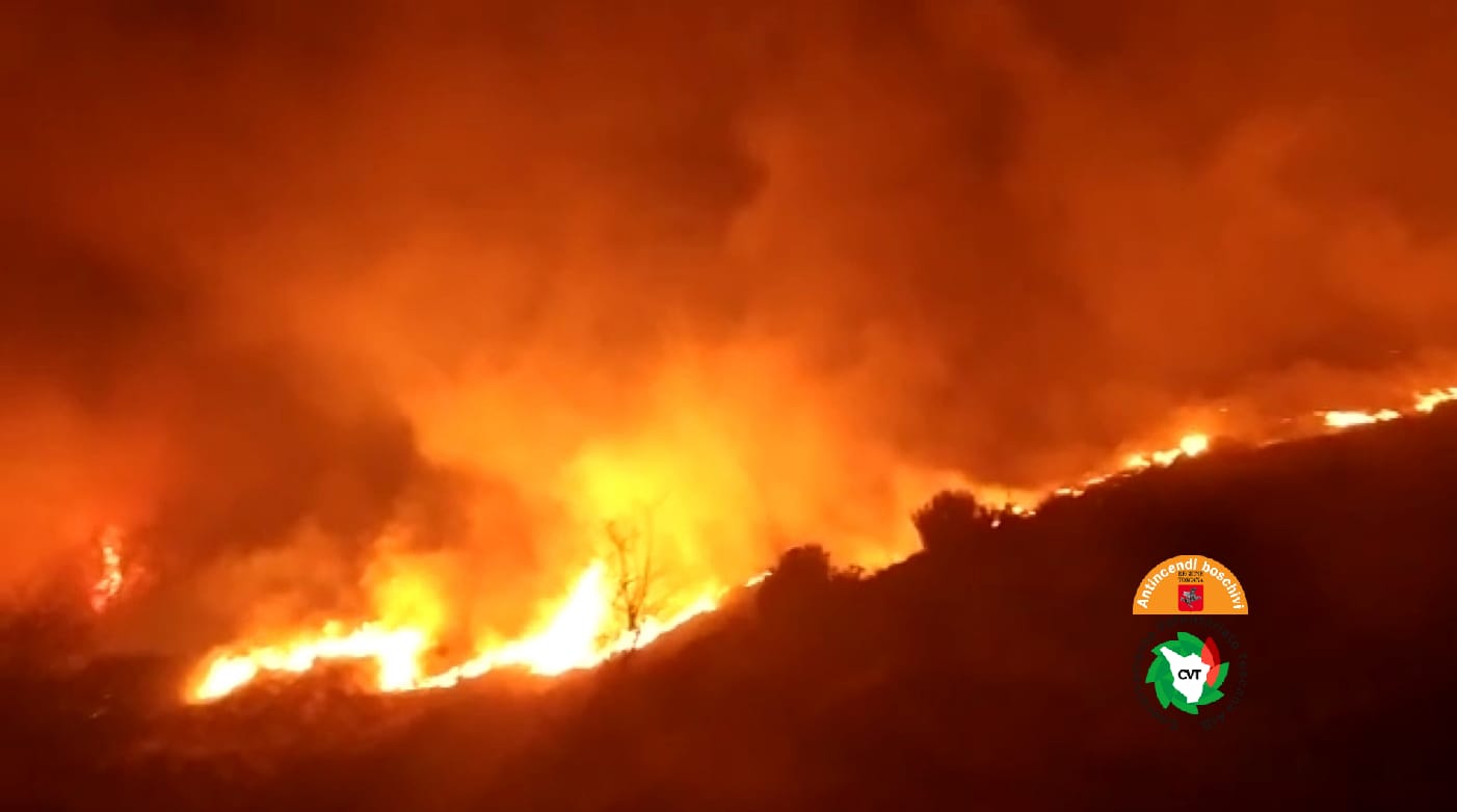 Incendio boschivo sul Matanna: il fronte delle fiamme visibile da tutta la Versilia