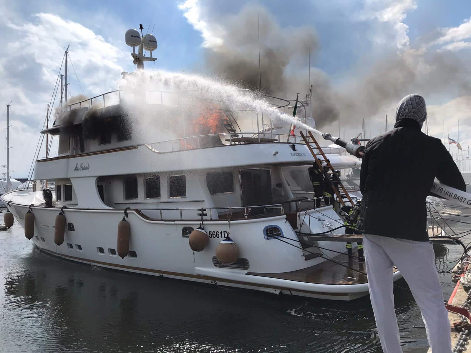 Barca a fuoco in porto a Viareggio