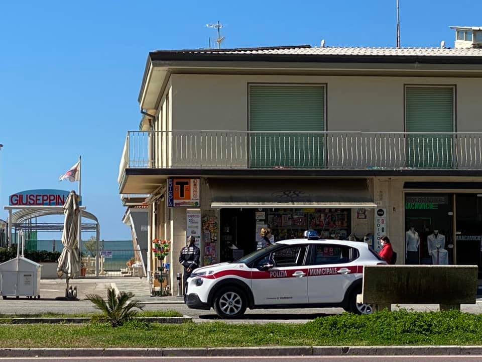 Coronavirus, giro di vite a Viareggio: 10 denunce a persone a giro senza motivo e ammenda a un negozio