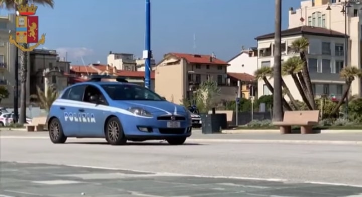 47enne bloccato dalla Polizia di Stato, rubava dalle auto in sosta