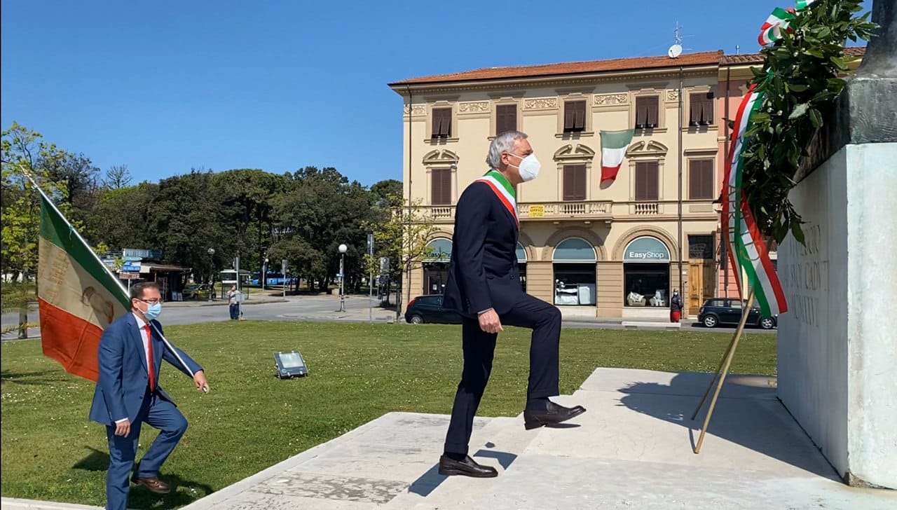 25 aprile, il sindaco di Viareggio deposita una corona al monumento dei caduti