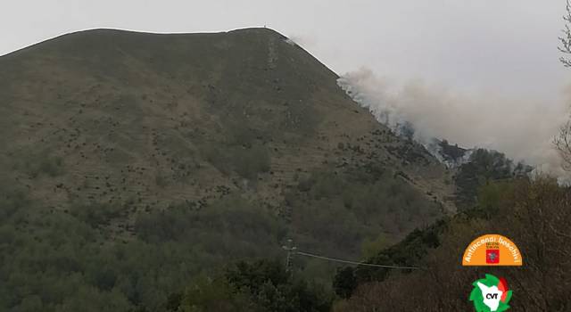 Due incendi in lucchesia, intervengono gli elicotteri della Regione