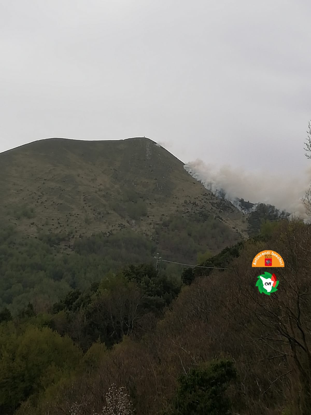 Spenti i due incendi in lucchesia. Resta divieto abbruciamenti con vento. In Toscana 43 incendi nel mese di aprile.
