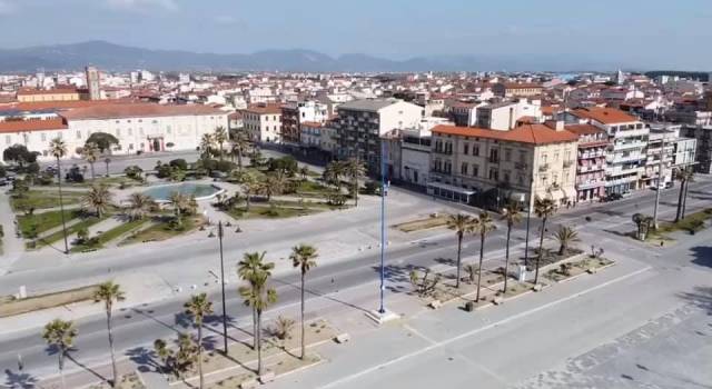 Viareggio in lockdown, le spiagge deserte a Pasqua riprese dall&#8217;elicottero del Roan (video)