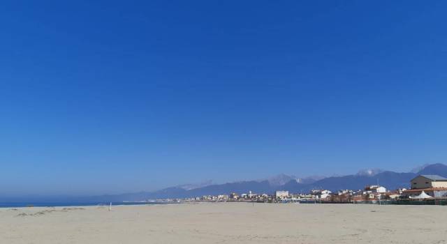 Spiagge chiuse a Viareggio nel week end: sanzioni da 400 a 3mila euro. Rinnovata l&#8217;ordinanza