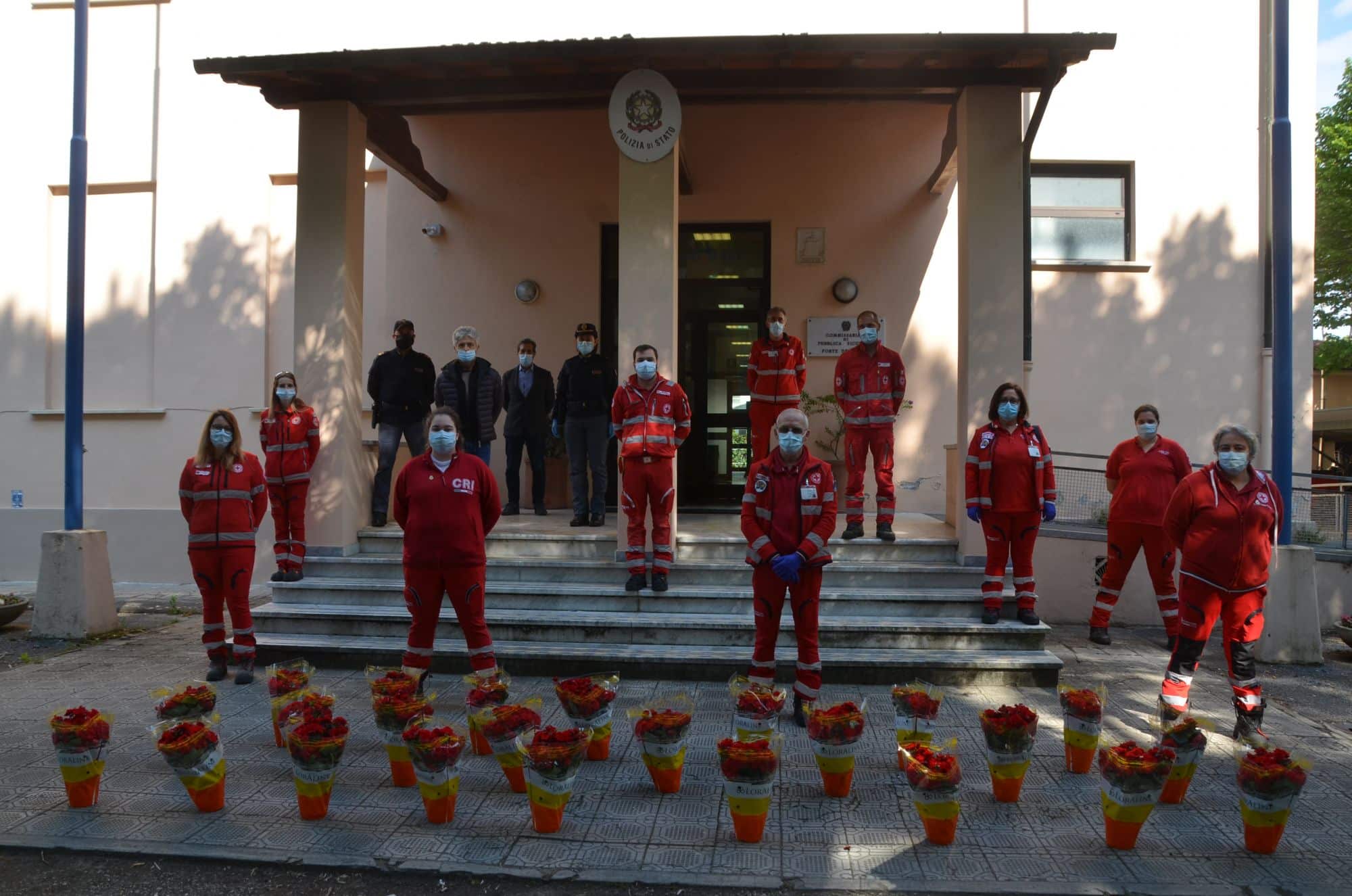 La Polizia di Stato di Forte dei Marmi riceve un dono dalla Croce Rossa Italiana