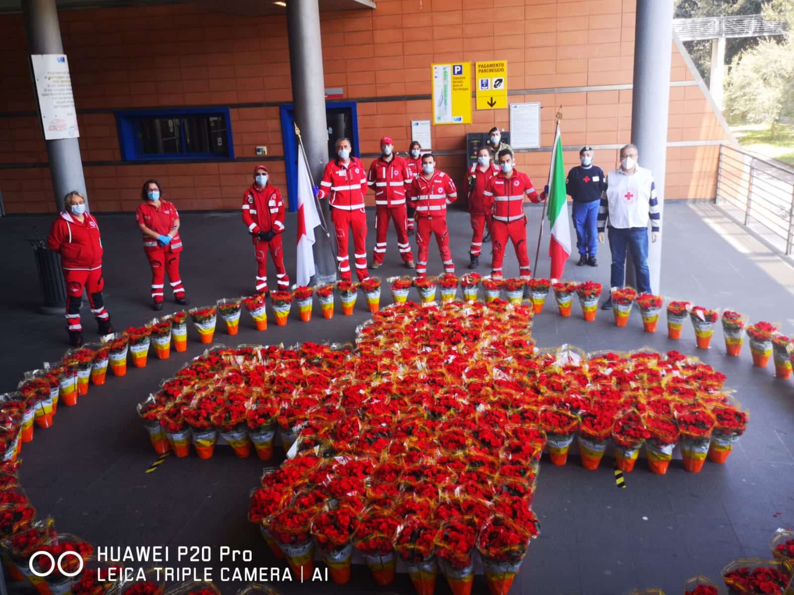 Una croce rossa di fiori all’ingresso dell’ospedale “Versilia”