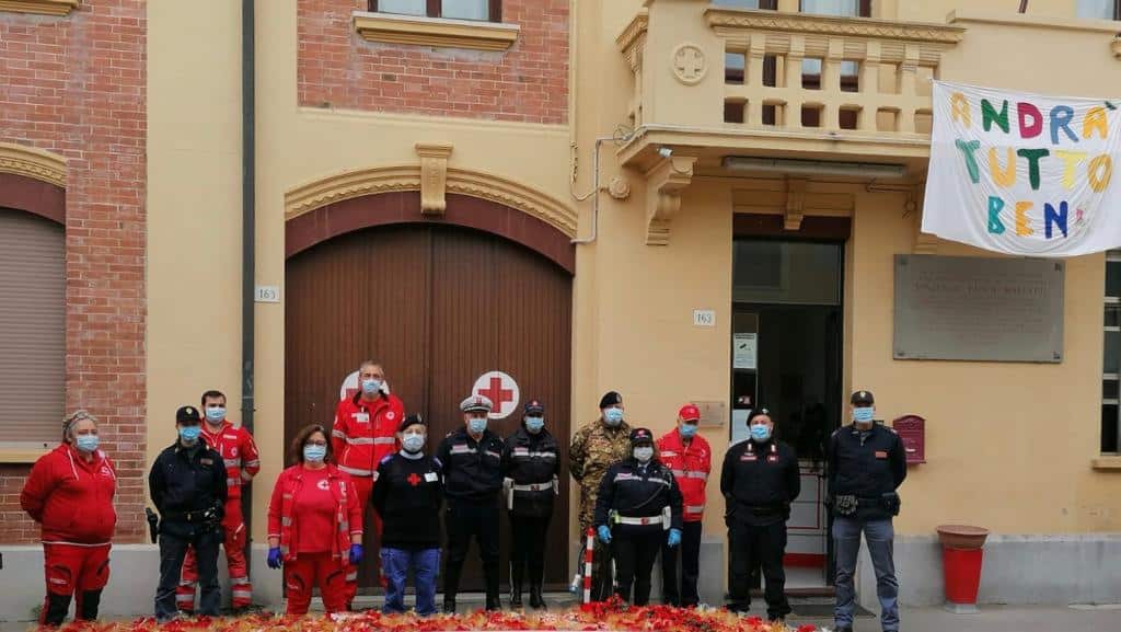 La Croce Rossa omaggia le forze dell’ordine e i vigili del fuoco della Versilia