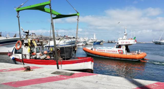 Motopesca viareggino si inabissa in porto