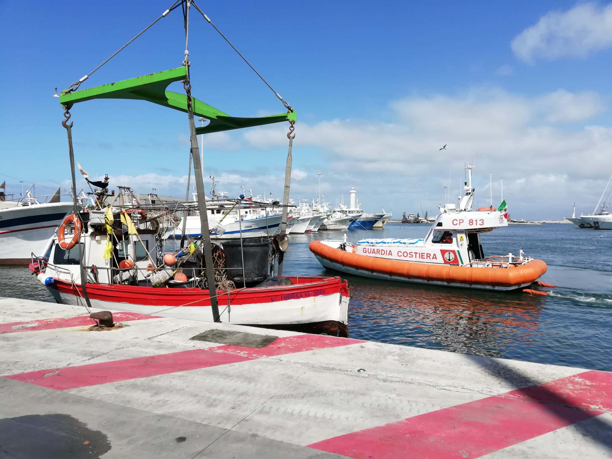 Motopesca viareggino si inabissa in porto