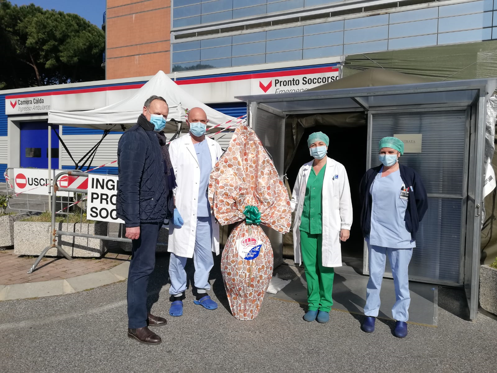 Uova di Pasqua in dono anche ai medici dell’ospedale “Versilia” in prima linea contro il Coronavirus