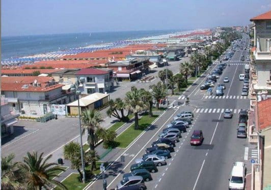 In troppi in Passeggiata a Viareggio, il sindaco pensa alla chiusura nel fine settimana