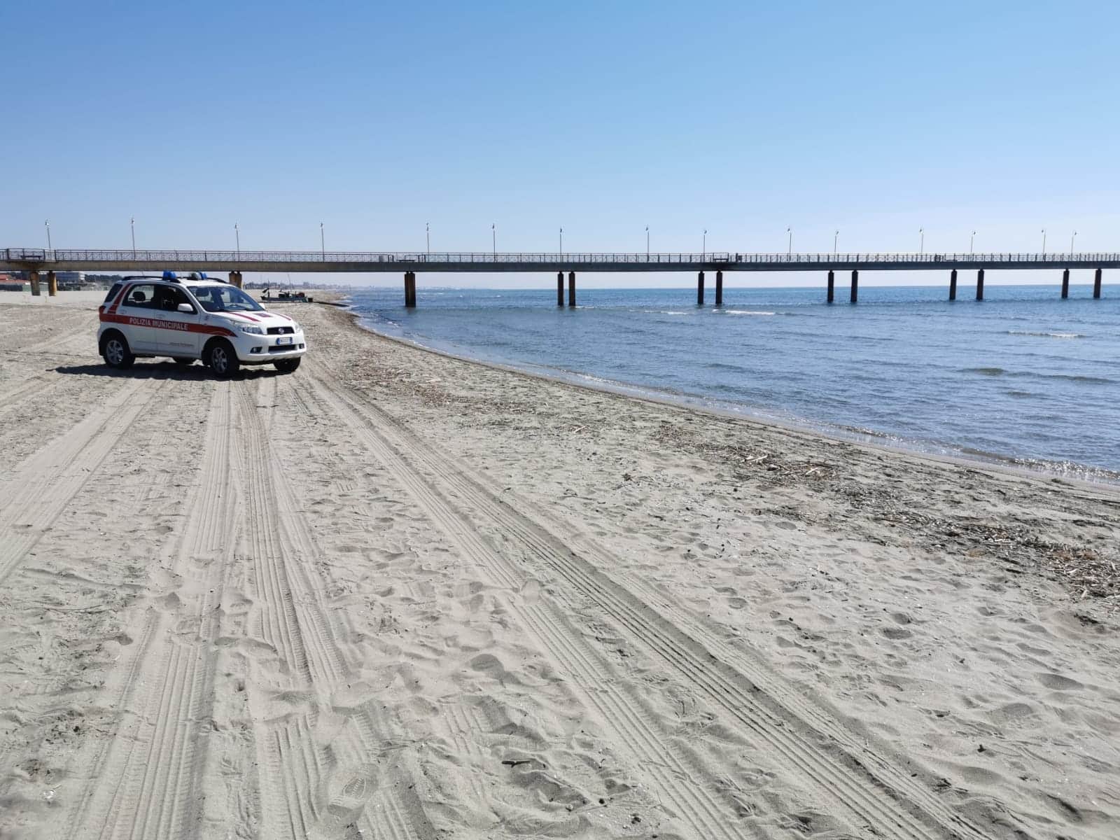 Covid 19, spiaggia deserta a Marina di Pietrasanta: la Municipale presidia l’arenile (VIDEO)