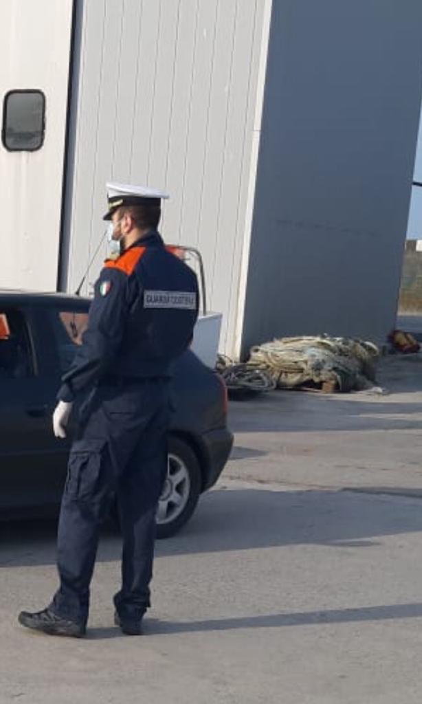 Col cane in spiaggia e in mare con la canoa: a Viareggio scattano le sanzioni della Guardia Costiera