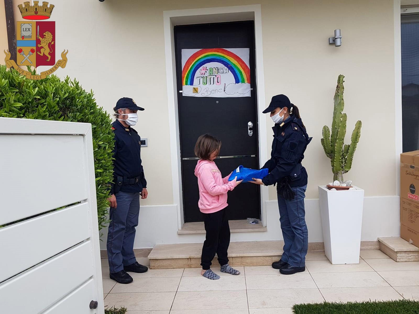 Covid 19, la Polizia di Viareggio in aiuto agli studenti consegna tablet e libri di testo