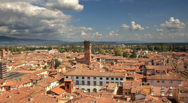 Dalla Torre al cielo. A Lucca, in tempo di lockdown, il concerto dell’1 maggio si fa sulla Torre Guinigi,