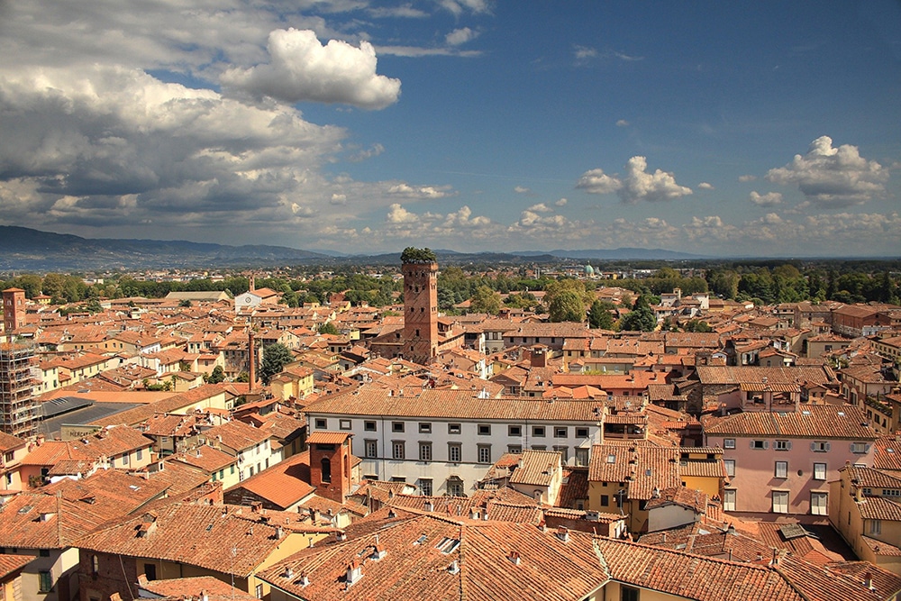 Dalla Torre al cielo. A Lucca, in tempo di lockdown, il concerto dell’1 maggio si fa sulla Torre Guinigi,