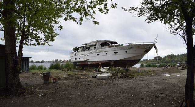 Una terrazza sullo yacht per osservare il lago