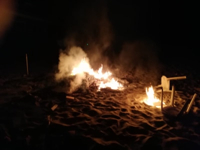 Notte brava in spiaggia, accatastano sedie e appiccano il fuoco