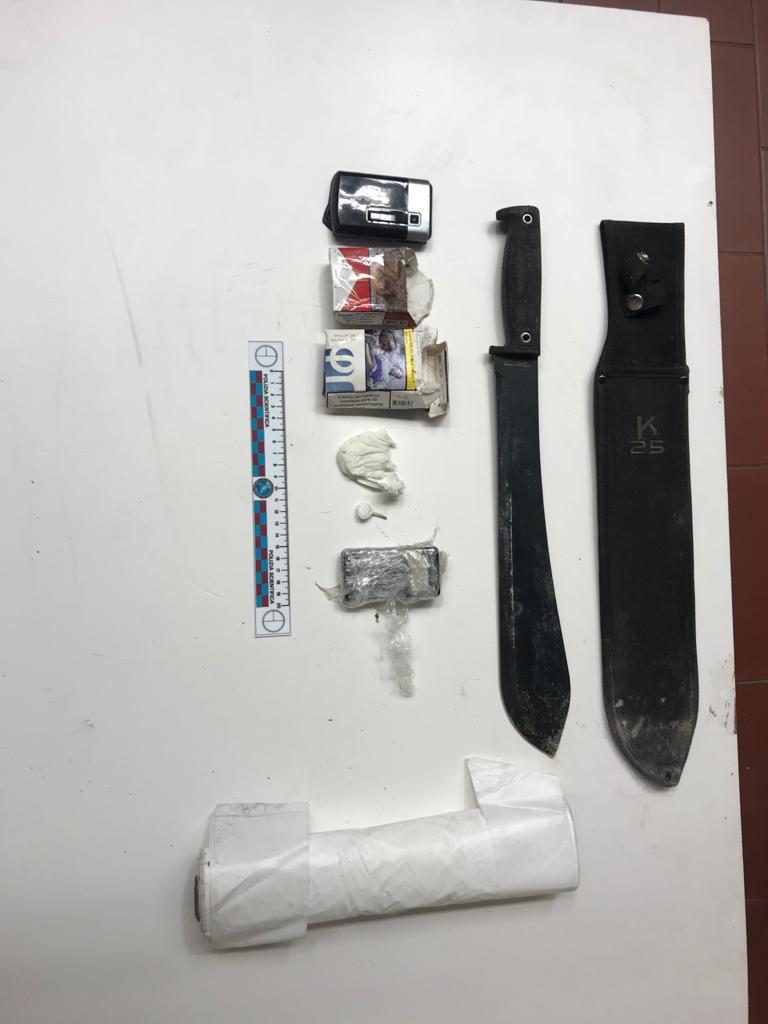 Operazione antidroga, nel blitz della Polizia trovato  un machete’ nascosto sotto al letto
