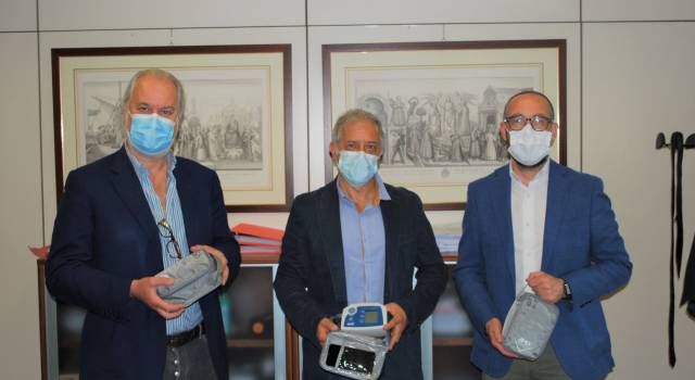 Dalla Fondazione Cassa di Risparmio donati 77 kit per la rilevazione dei parametri medici a distanza ai distretti di Lucca, della Versilia e della Valle del Serchio