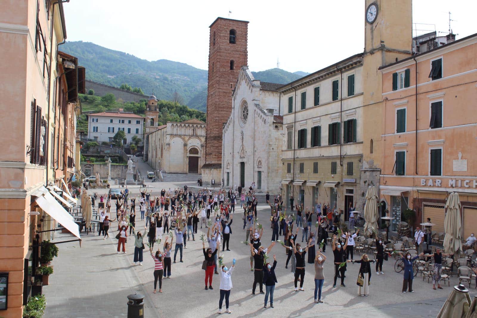 Fase 2: a Pietrasanta commercianti in Piazza ma non per protesta, il flash mob è un inno alla vita (e alla normalità)