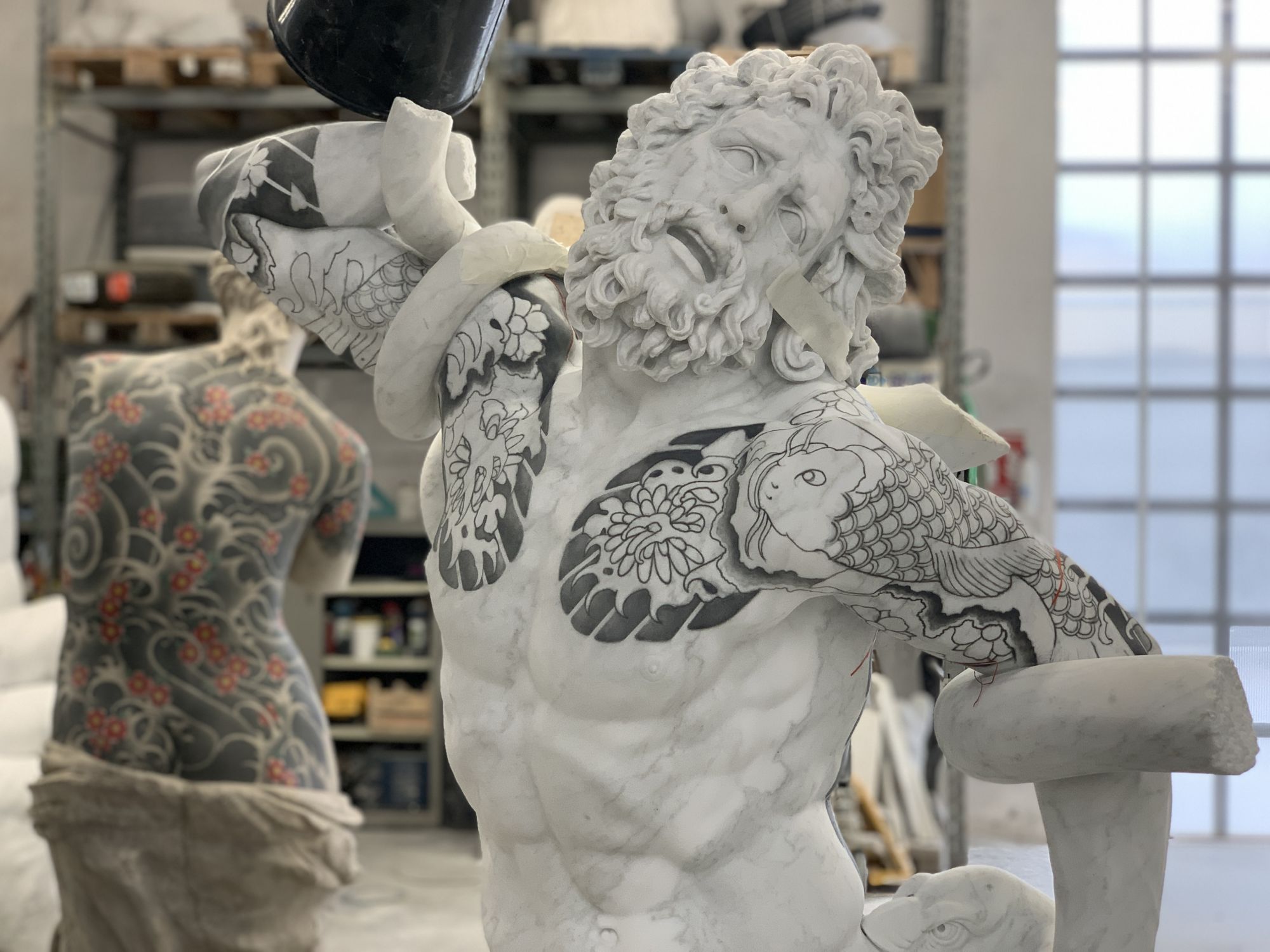 Le sculture tatuate invadono il centro storico di Pietrasanta