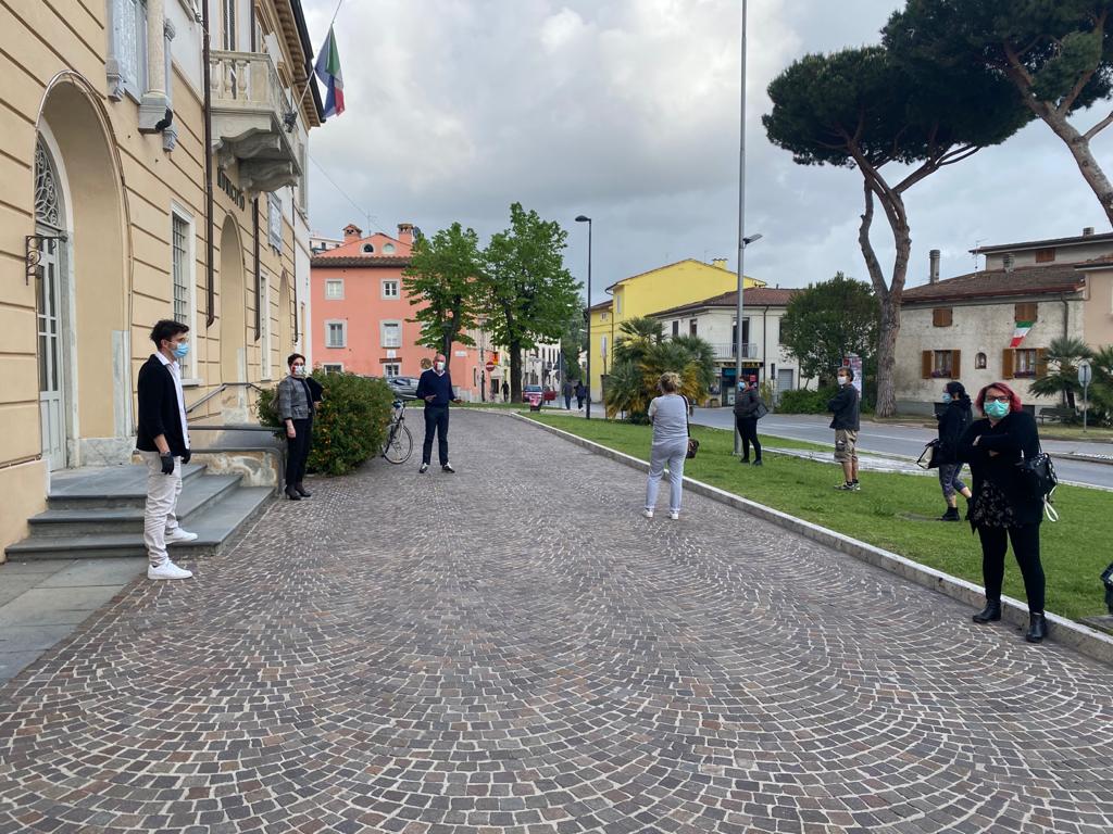 Coronavirus, delegazione di commercianti davanti al Comune di Massarosa in segno di protesta.