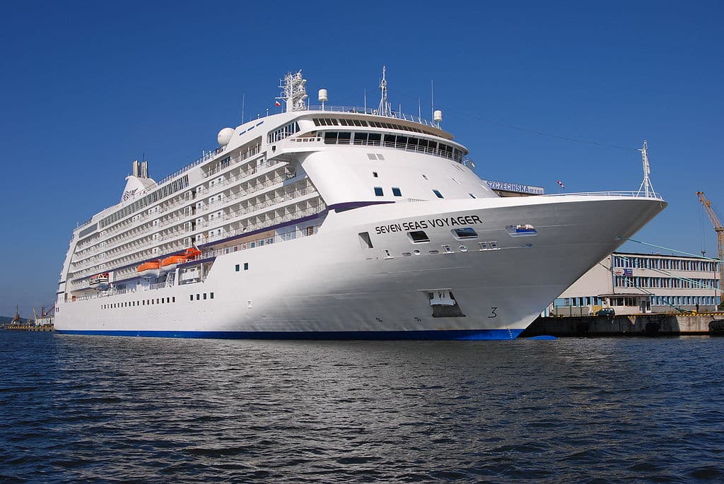 Arriva la Seven Seas Voyager, rimarrà in sosta nel porto di Livorno per due mesi