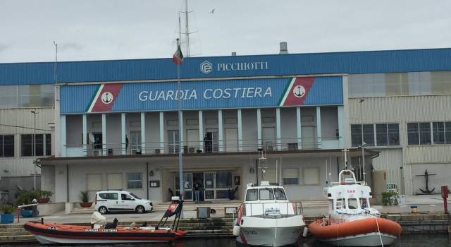 Un abbraccio ai lavoratori del mare con le sirene delle navi e delle motovedette in porto a Viareggio
