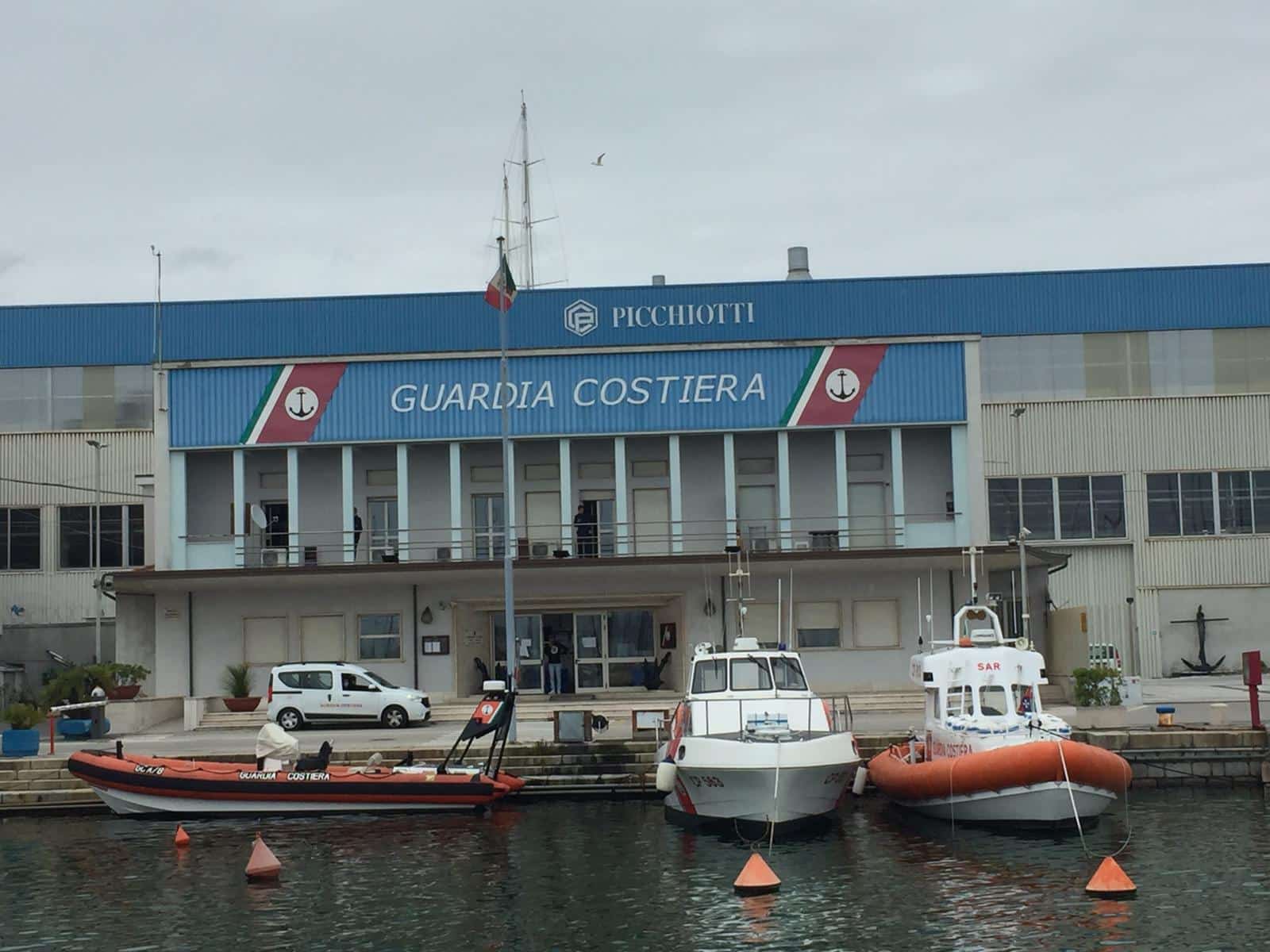 Un abbraccio ai lavoratori del mare con le sirene delle navi e delle motovedette in porto a Viareggio