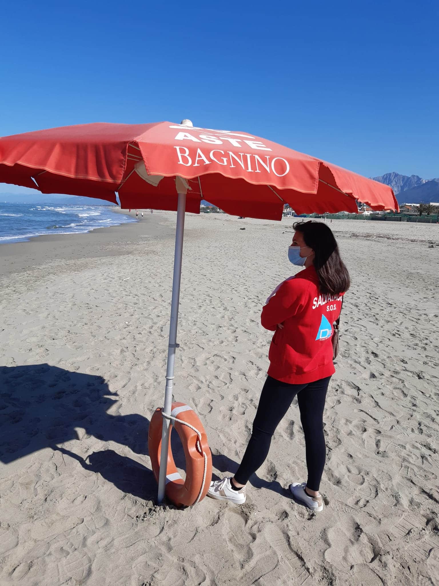 I balneari versiliesi aderiscono al flash mob di Confcommercio: «Basta giocare con il nostro futuro, abbiamo bisogno di risposte».