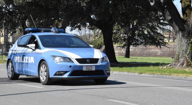 Lascia l&#8217;auto in doppia fila, gli squarciano le gomme