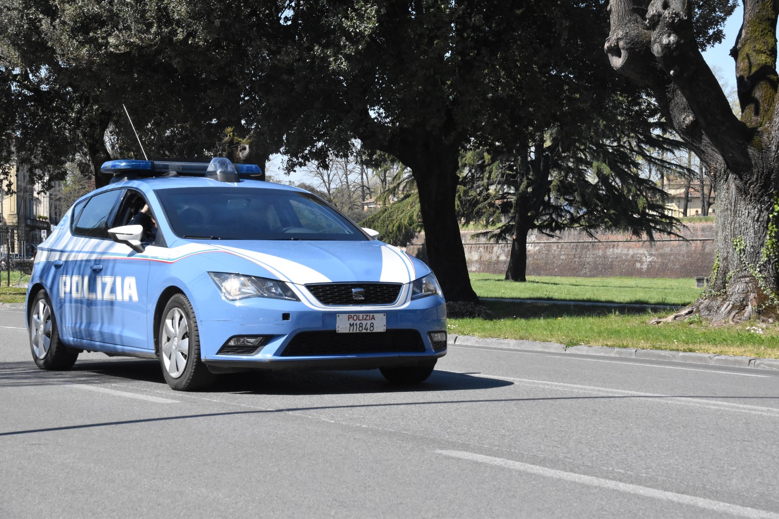 Lascia l’auto in doppia fila, gli squarciano le gomme