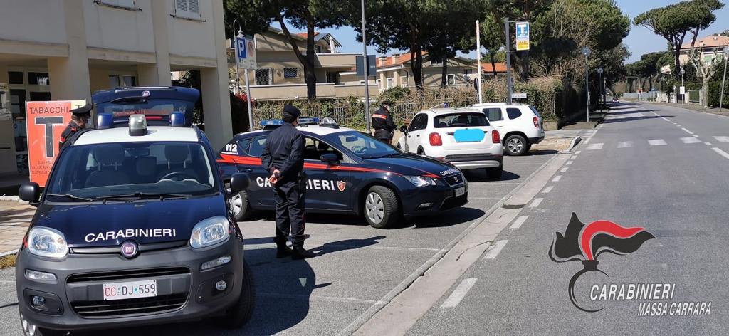 Aggredisce i clienti del bar, arrestato