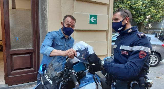 Da oggi le Volanti della Questura di Lucca e dei Commissariati di Viareggio e Forte dei Marmi potranno indossare le mascherine con il logo della Polizia di Stato, grazie alla generosità del “Calzaturificio Michela”