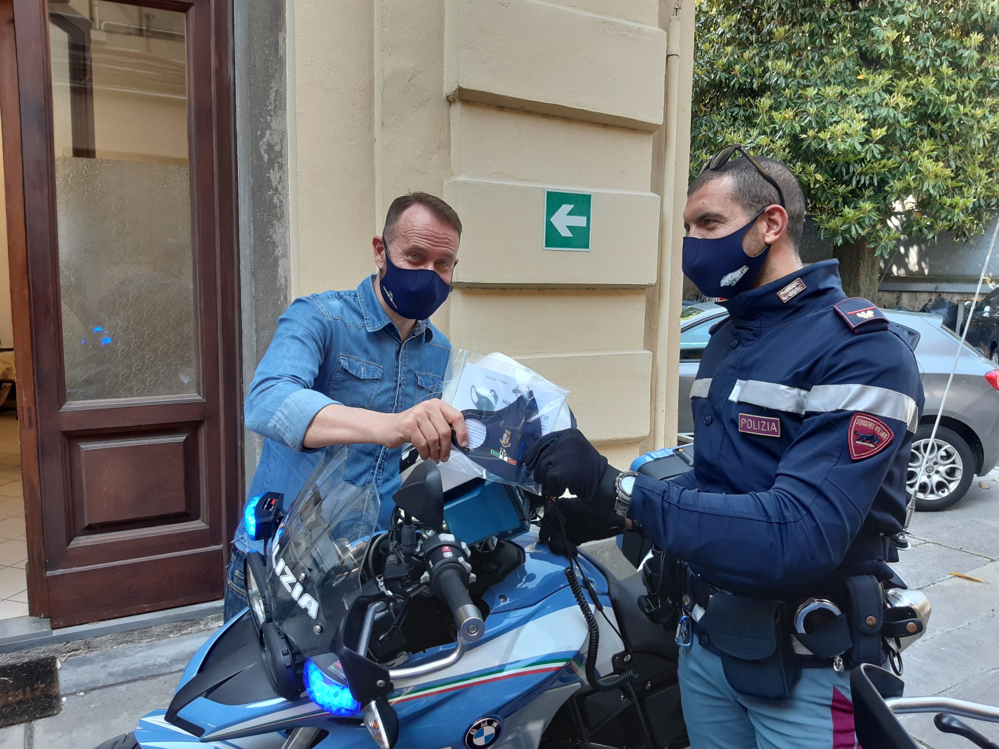 Da oggi le Volanti della Questura di Lucca e dei Commissariati di Viareggio e Forte dei Marmi potranno indossare le mascherine con il logo della Polizia di Stato, grazie alla generosità del “Calzaturificio Michela”