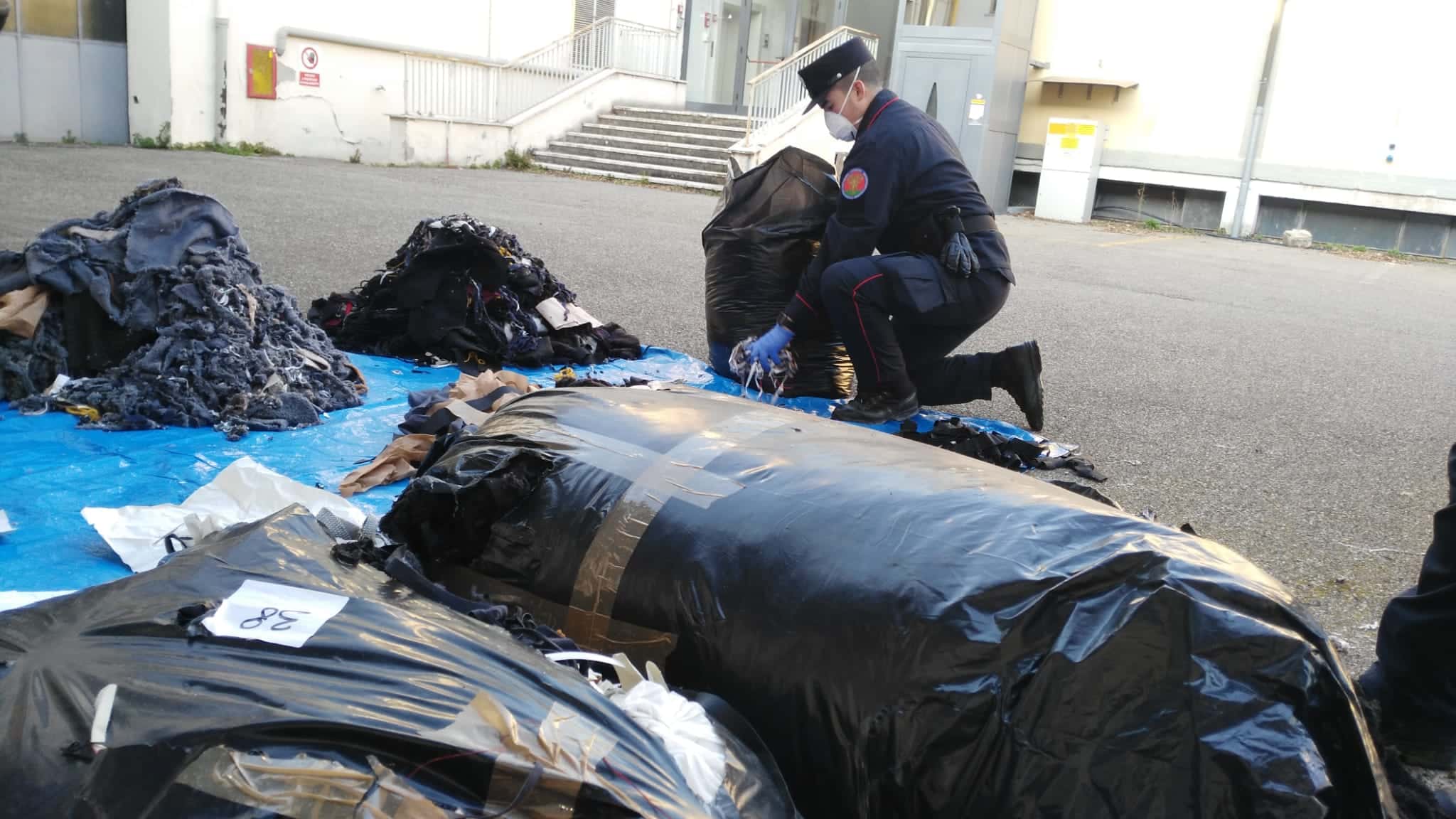 Scoperti dai Forestali a scaricare scarti tessili in un cassonetto