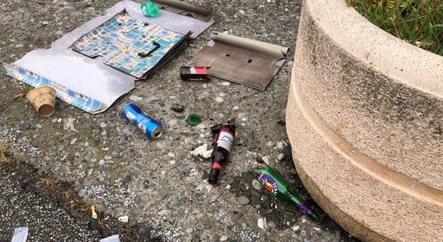 Bottiglie di birra, schiamazzi e rifiuti in terra: &#8220;Stanotte in Darsena è stato un Far West&#8221;