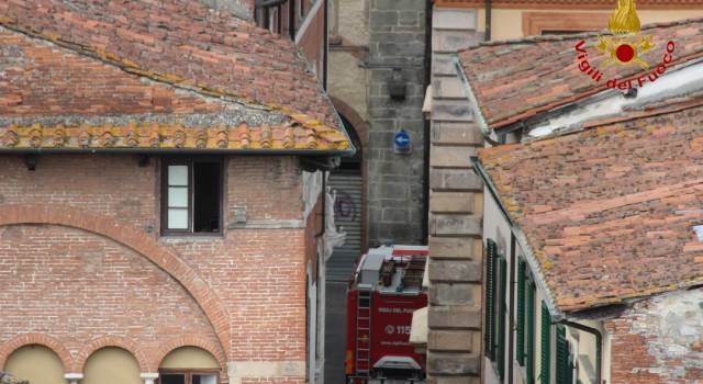 1 maggio a Lucca, opera dell&#8217;artista Teo Pirisi sulla Torre Guinigi