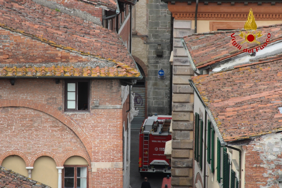 1 maggio a Lucca, opera dell’artista Teo Pirisi sulla Torre Guinigi