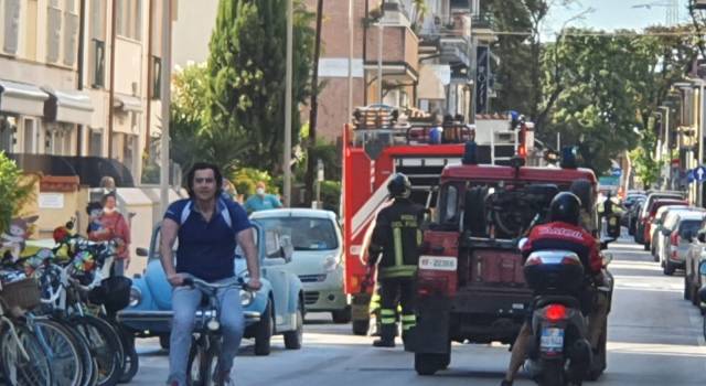 Auto a fuoco in via Rosmini, intervengono i pompieri (video)