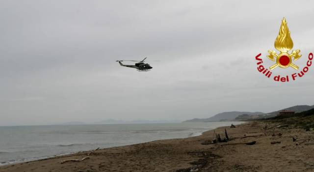 Disperso sulla costa grossetana, si cerca ancora: in volo anche l&#8217;elicottero Drago