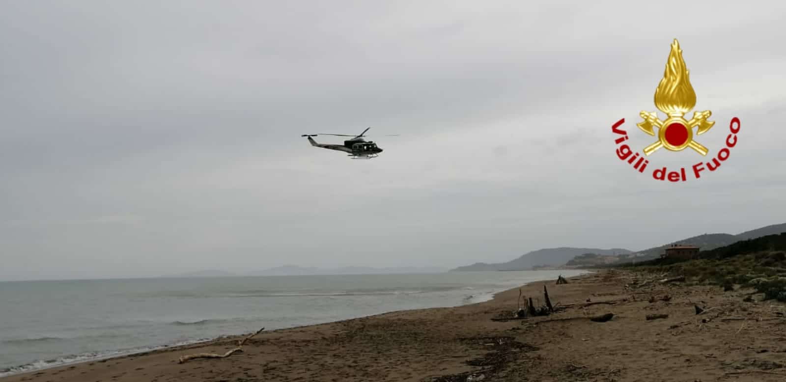 Disperso sulla costa grossetana, si cerca ancora: in volo anche l’elicottero Drago