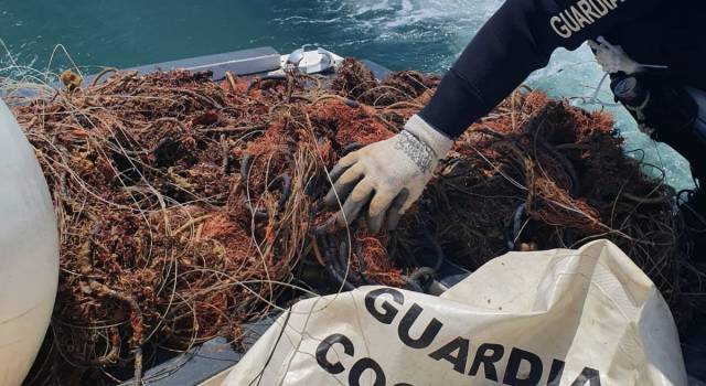La Guardia Costiera a tutela dell’ ambiente marino. Recuperata una “rete fantasma” sui fondali di Calafuria